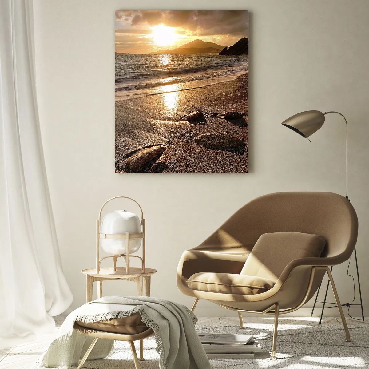 Obraz na szkle - Zachód słońca nad kamienistą plażą i wzgórzami - 50x70cm - Idź za słońcem ku wzgórzom - Nowoczesna dekoracja ścienna do salonu, kuchni i sypialni ARTTOR