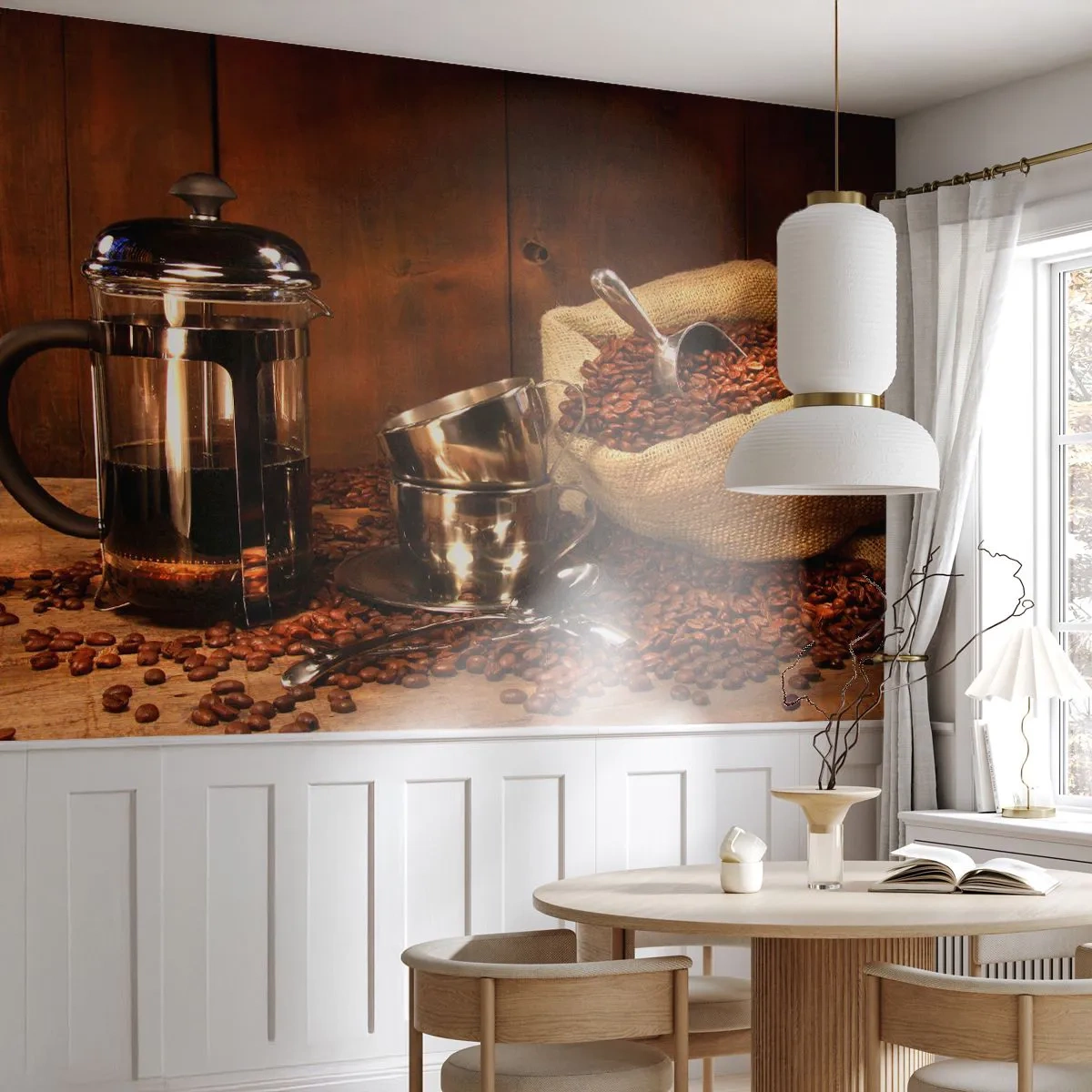 Fototapeta Premium Sand - Francuska prasa, filiżanki i worek z ziarnami kawy - 100x70cm - Czar kawy - aromat i smak - Nowoczesna dekoracja ścienna do salonu, kuchni i sypialni ARTTOR