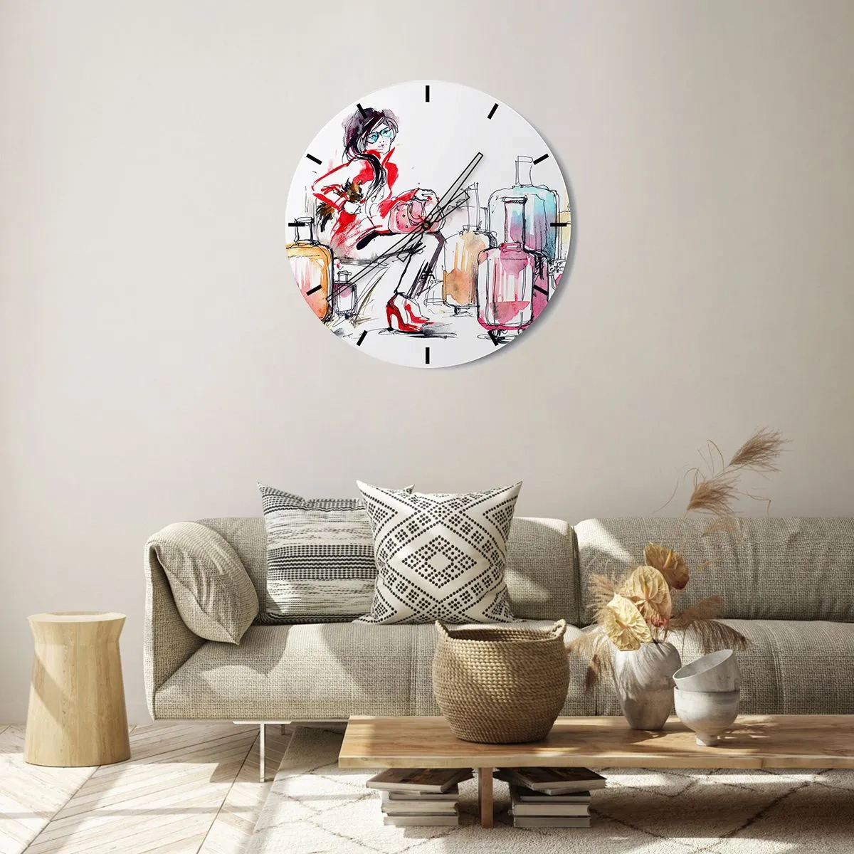 Zegar ścienny - Kobieta w czerwonym płaszczu otoczona walizkami i akcesoriami podróżnymi - 30x30cm - Siądźmy przed podróżą - Nowoczesna dekoracja ścienna do salonu, kuchni i sypialni ARTTOR