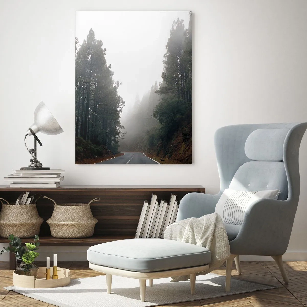 Obraz na szkle - Droga prowadząca przez mglisty las sosnowy - 70x100cm - Opowieść magicznego lasu - Nowoczesna dekoracja ścienna do salonu i sypialni ARTTOR