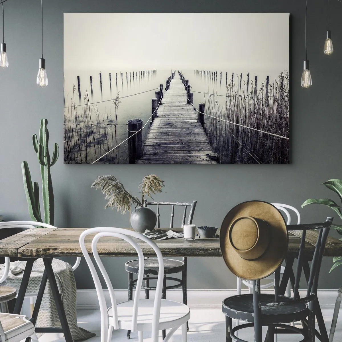 Obraz na płótnie - Drewniany pomost prowadzący w mglistą przestrzeń - 70x50cm - Zanurz się w spokoju - Nowoczesna dekoracja ścienna do salonu i sypialni ARTTOR