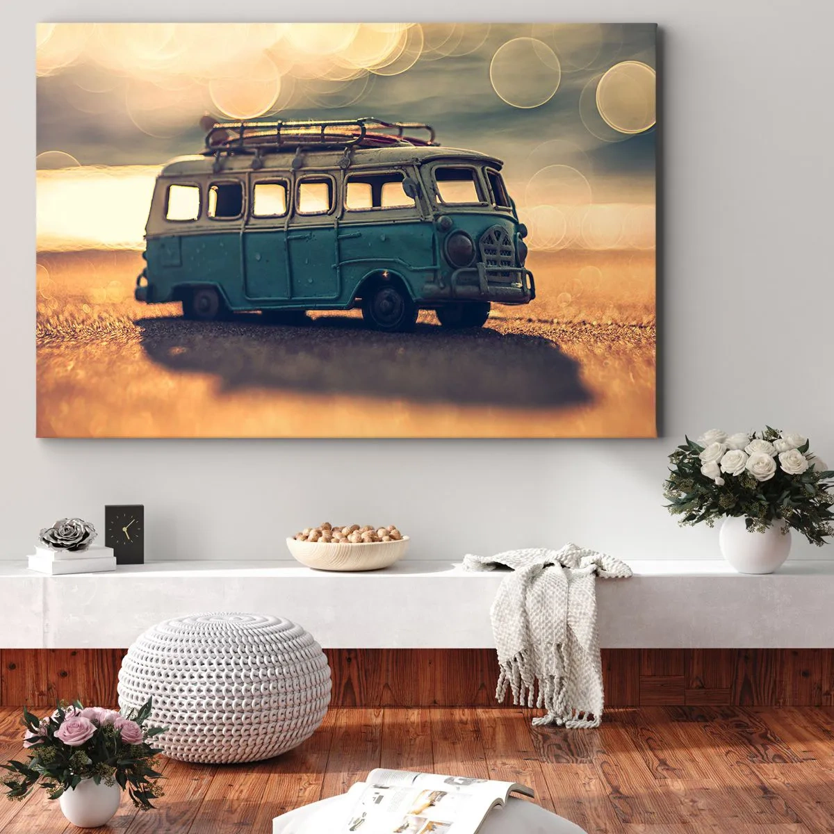 Obraz na płótnie - Retro autobus na tle rozmytego światła - 120x80cm - Koniec bożków: pieniądza i pracy - Nowoczesna dekoracja ścienna do salonu, kuchni i sypialni ARTTOR