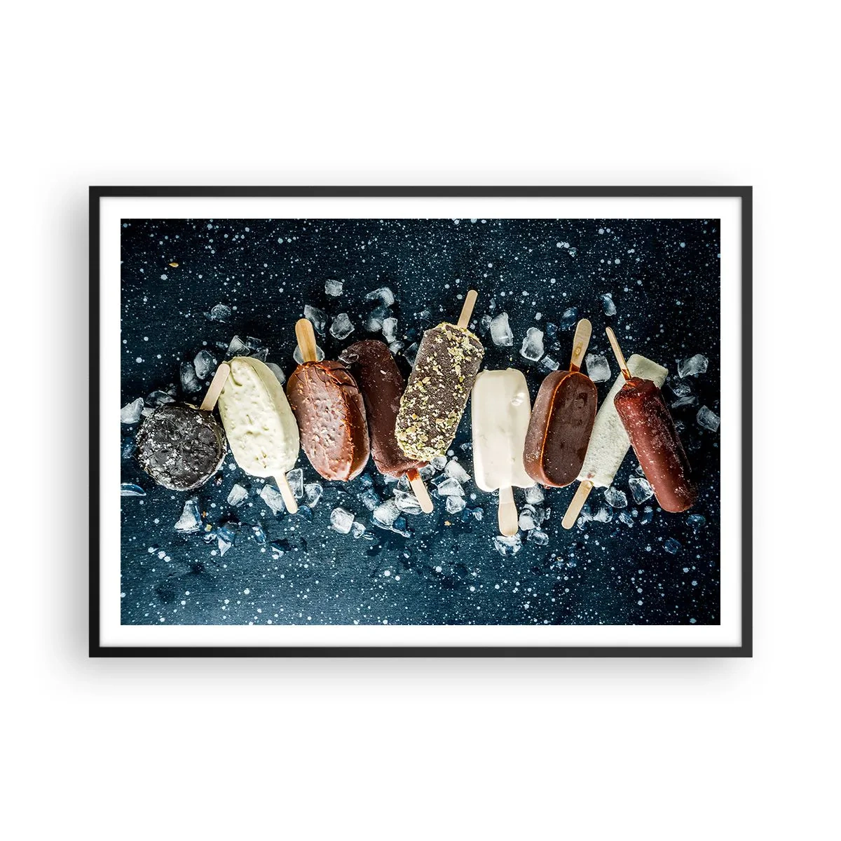 Plakat w czarnej ramie - Kolorowe lody na patyku ułożone na lodzie z ciemnym tłem - 100x70cm - Smak gorącego lata - Nowoczesna dekoracja ścienna do salonu i sypialni ARTTOR