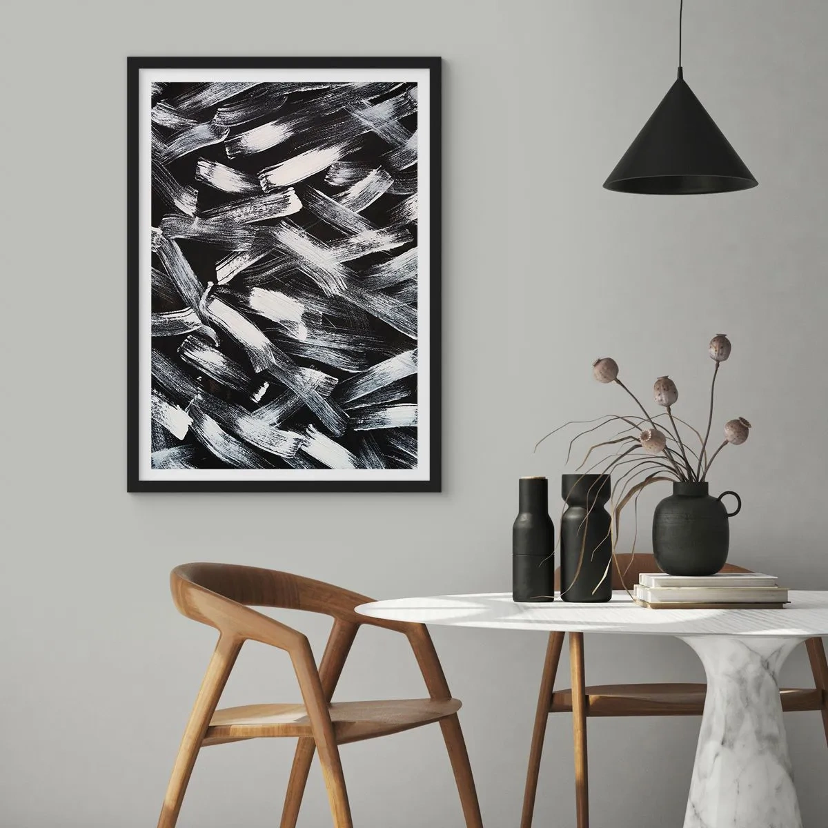 Plakat w czarnej ramie - Abstrakcyjne białe pociągnięcia pędzla na czarnym tle - 50x70cm - Abstrakcja w duchu industrialnym - Nowoczesna dekoracja ścienna do salonu i sypialni ARTTOR