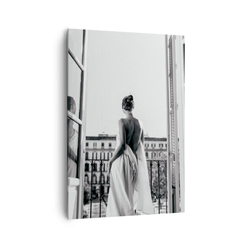 Obraz na płótnie - Kobieta w białej sukni stojąca na balkonie z widokiem na miasto - 70x100cm - Przebudzenie zmysłów - Nowoczesna dekoracja ścienna do salonu i sypialni ARTTOR
