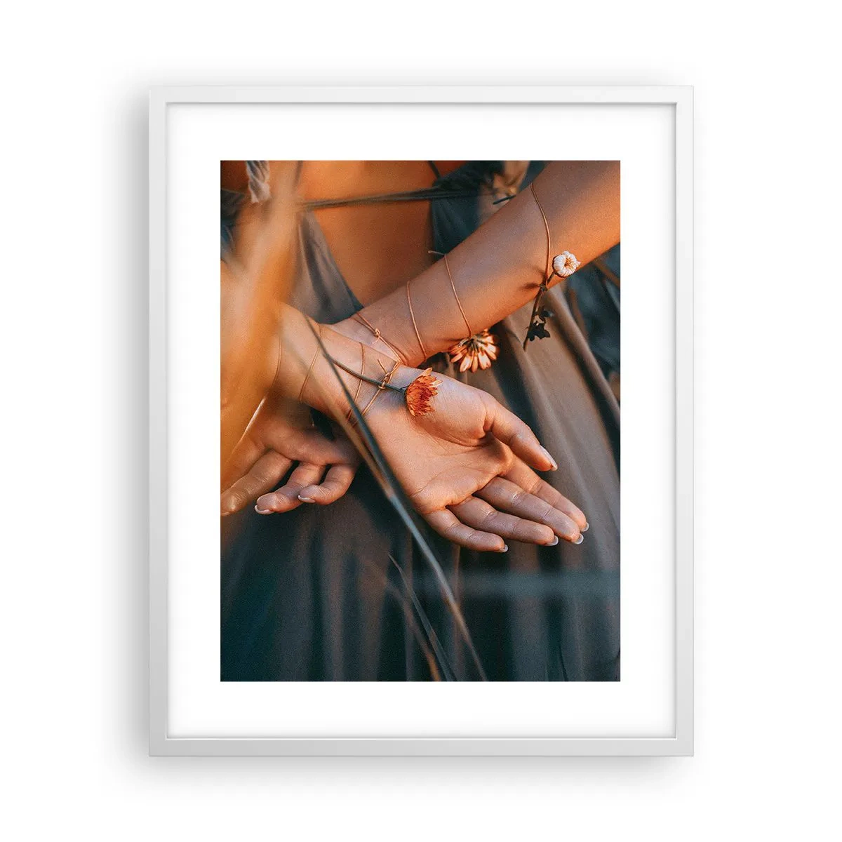 Plakat w białej ramie - Związana z naturą - 40x50 cm