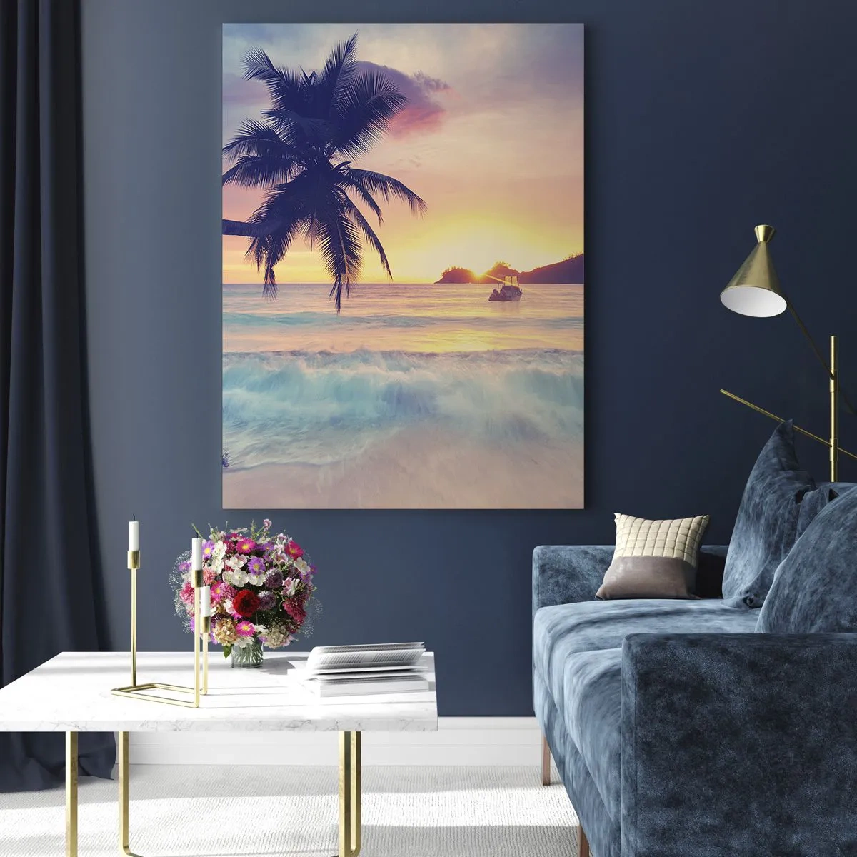 Obraz na szkle - Plaża z palmą o zachodzie słońca z łodzią na horyzoncie - 50x70cm - Wieczór w zatoce - Nowoczesna dekoracja ścienna do salonu, kuchni i sypialni ARTTOR