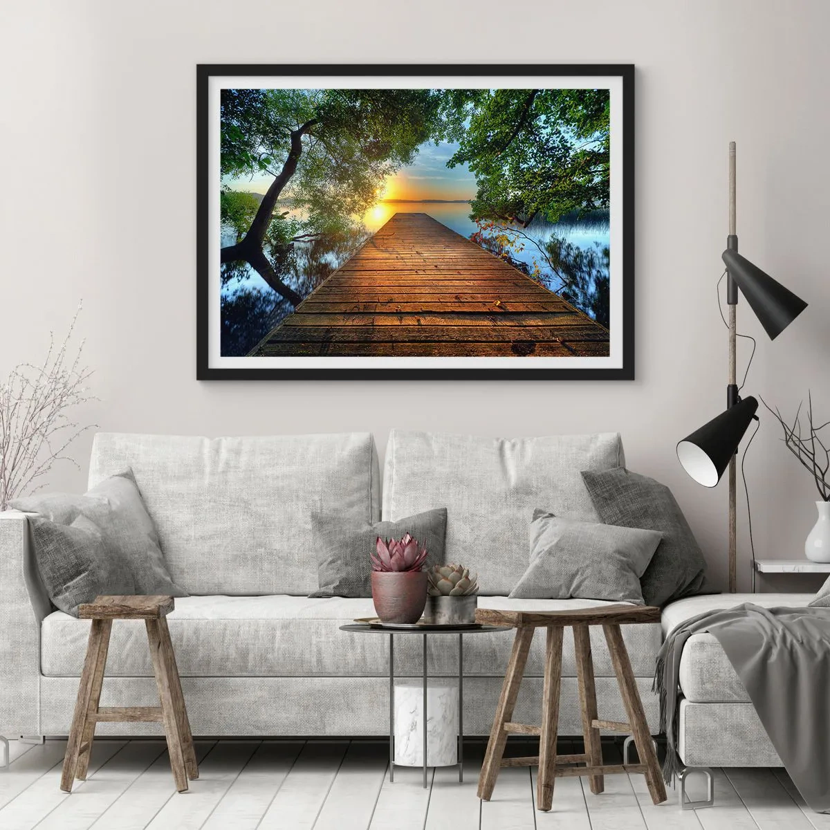 Plakat w czarnej ramie - Drewniany pomost otoczony zielenią podczas zachodu słońca - 100x70cm - Nie śpiesz się, usiądź - Nowoczesna dekoracja ścienna do salonu i sypialni ARTTOR