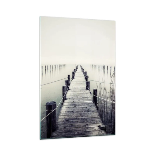 Obraz na szkle - Drewniany pomost prowadzący w mglistą przestrzeń - 80x120cm - Zanurz się w spokoju - Nowoczesna dekoracja ścienna do salonu i sypialni ARTTOR