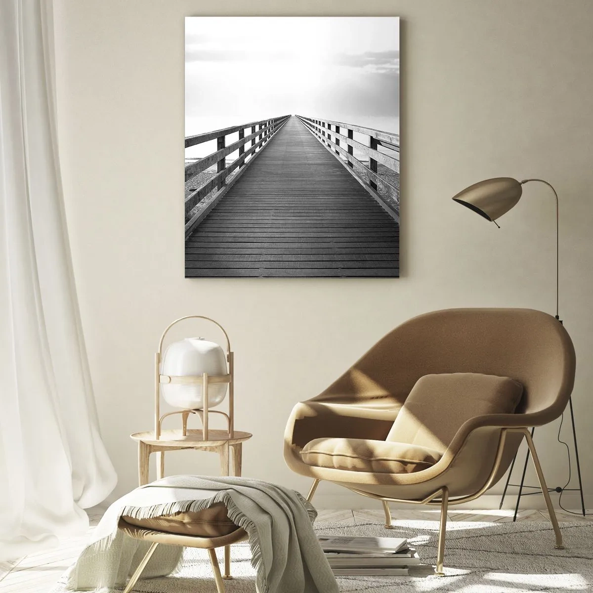 Obraz na szkle - Drewniany pomost prowadzący ku horyzontowi w czerni i bieli - 50x70cm - W siną dal… - Nowoczesna dekoracja ścienna do salonu, kuchni i sypialni ARTTOR