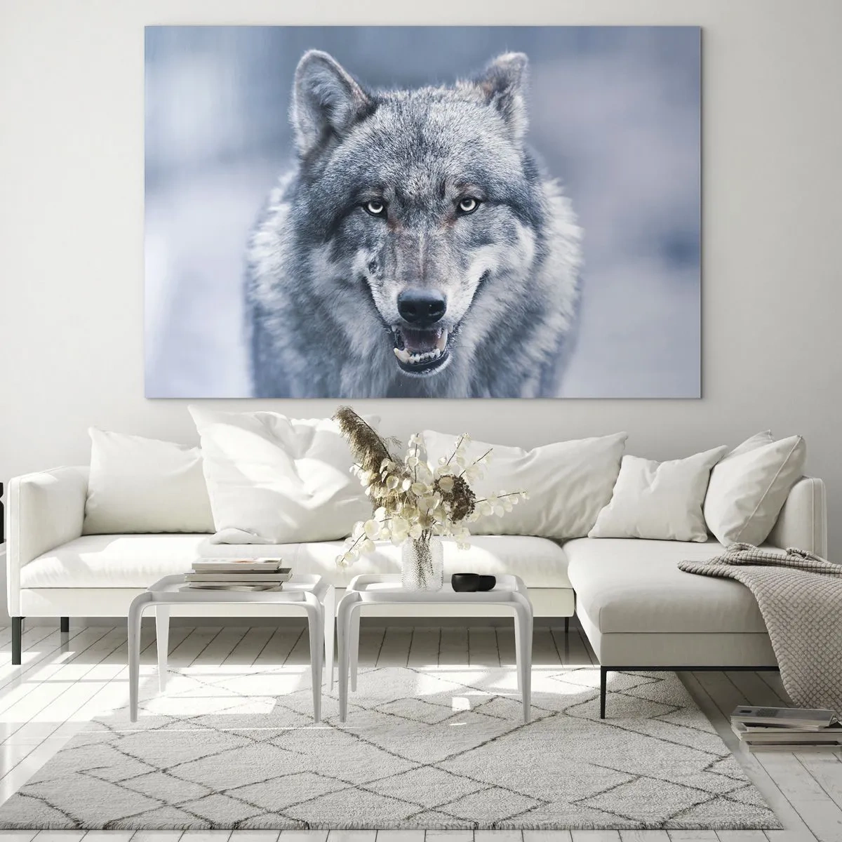 Obraz na szkle - Wilk o przenikliwym spojrzeniu na tle śnieżnego lasu - 70x50cm - Podejmiesz wyzwanie? - Nowoczesna dekoracja ścienna do salonu i sypialni ARTTOR