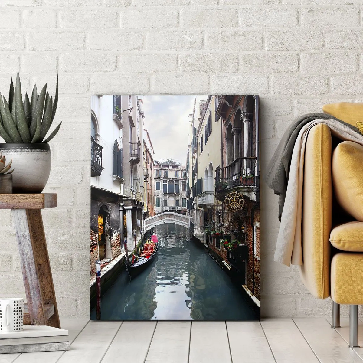 Obraz na płótnie - Kanał wenecki z gondolą i mostkiem w tle - 50x70cm - Pejzaż wenecki z gondolą i mostkiem - Nowoczesna dekoracja ścienna do salonu, kuchni i sypialni ARTTOR