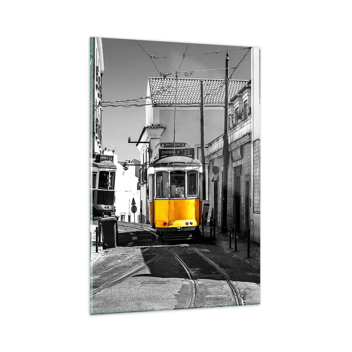 Obraz na szkle - Żółty tramwaj na ulicach Lizbony w monochromatycznej scenerii - 80x120cm - Duch Lizbony - Nowoczesna dekoracja ścienna do salonu i sypialni ARTTOR