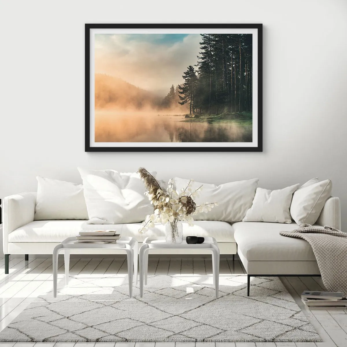 Plakat w czarnej ramie - Mglisty las nad spokojnym jeziorem - 100x70cm - Narodziny dnia - Nowoczesna dekoracja ścienna do salonu i sypialni ARTTOR