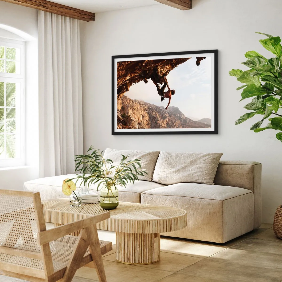 Plakat w czarnej ramie - Wspinacz na stromym klifie w górach w promieniach słońca - 70x50cm - Świat skurczony w garści na obrywie głazu - Nowoczesna dekoracja ścienna do salonu i sypialni ARTTOR