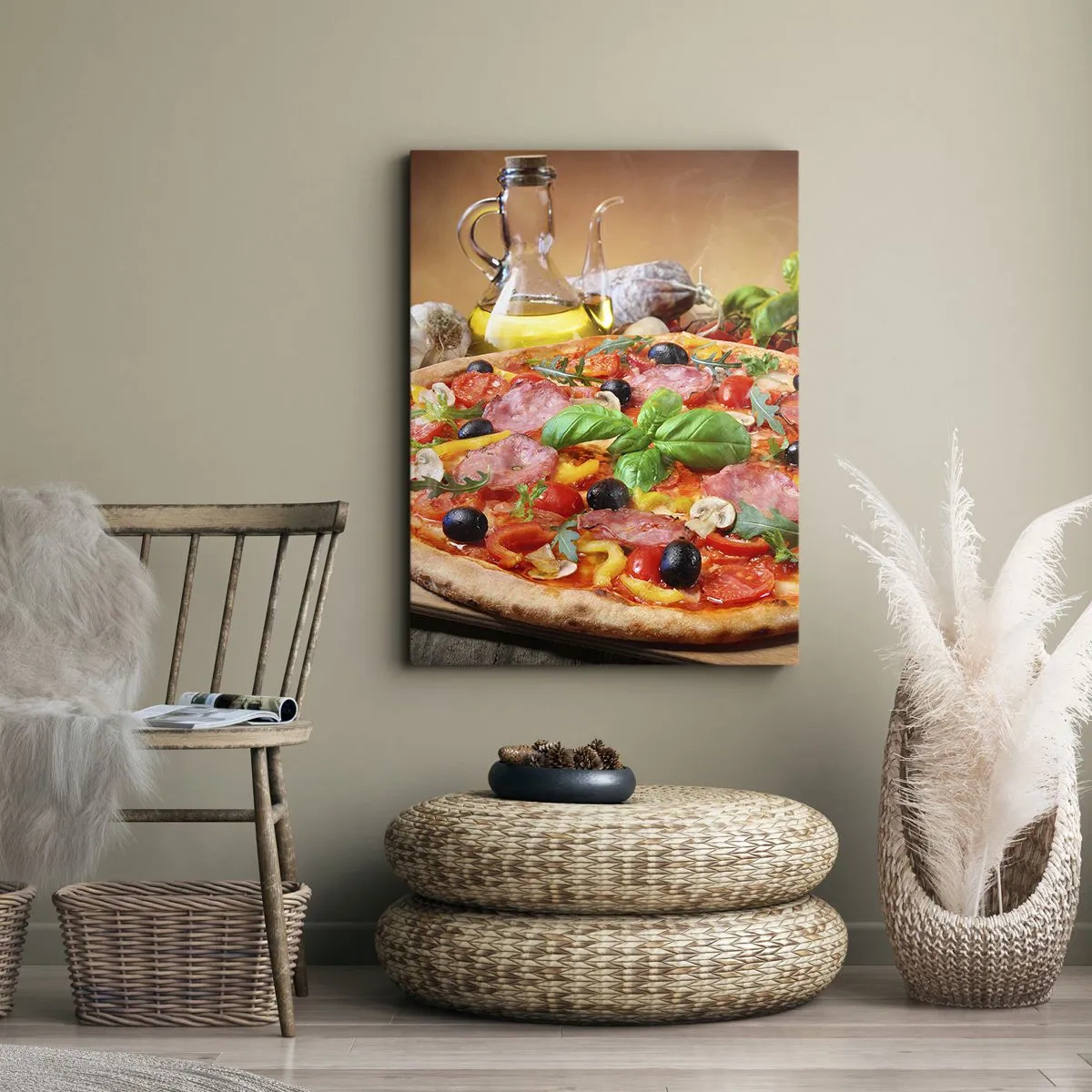 Obraz na płótnie - Apetyczna pizza na drewnianym stole z dodatkami - 80x120cm - Z prawdziwie włoskim smakiem - Nowoczesna dekoracja ścienna do salonu i sypialni ARTTOR