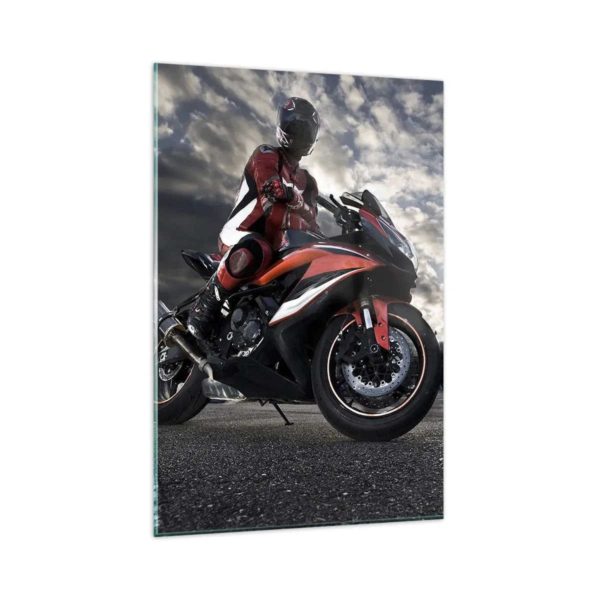 Obraz na szkle - Motocyklista na sportowym motocyklu na tle pochmurnego nieba - 80x120cm - Mroczny jeździec - Nowoczesna dekoracja ścienna do salonu i sypialni ARTTOR