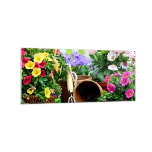 Obraz na szkle - Kolorowe kwiaty w doniczkach z narzędziami ogrodniczymi na stole - 120x50cm - Ogródek Zosi - Nowoczesna dekoracja ścienna do salonu i sypialni ARTTOR