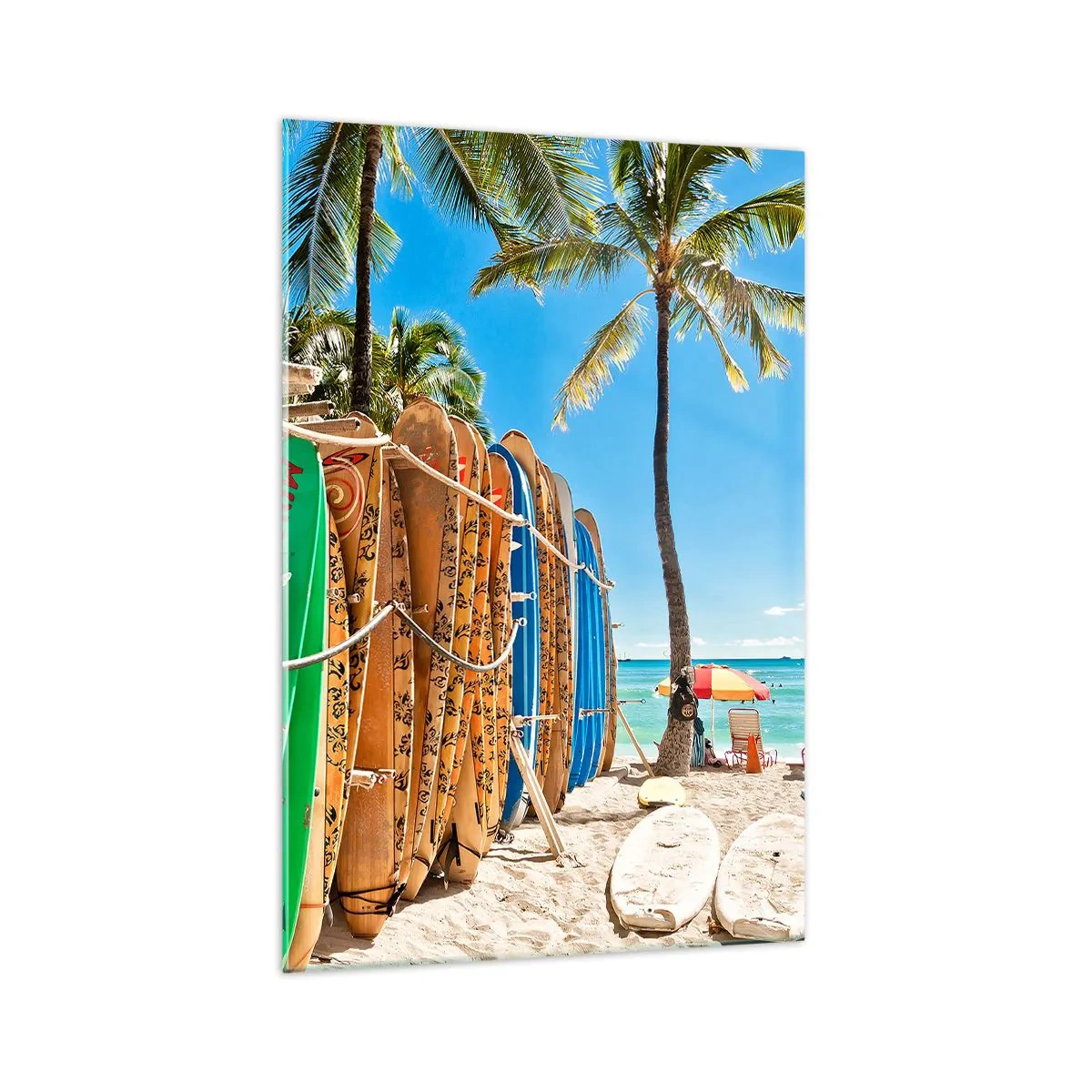 Obraz na szkle - Deski surfingowe na plaży z palmami - 70x100cm - Słoneczna zabawa - Nowoczesna dekoracja ścienna do salonu i sypialni ARTTOR