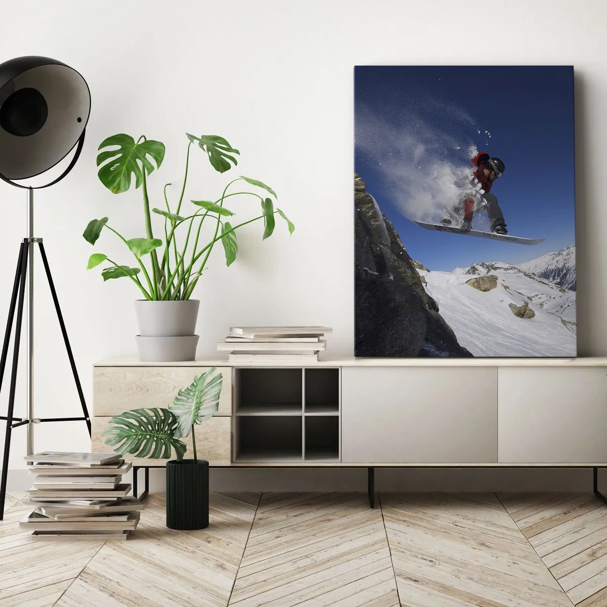 Obraz na płótnie - Snowboardzista w trakcie skoku w górach na tle błękitnego nieba - 50x70cm - I stałeś się częścią przestrzeni - Nowoczesna dekoracja ścienna do salonu, kuchni i sypialni ARTTOR