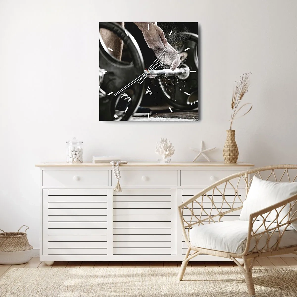 Zegar ścienny - Hantle i ręce sportowca przygotowujące się do treningu - 30x30cm - Wyzwanie podjęte! - Nowoczesna dekoracja ścienna do salonu i sypialni ARTTOR