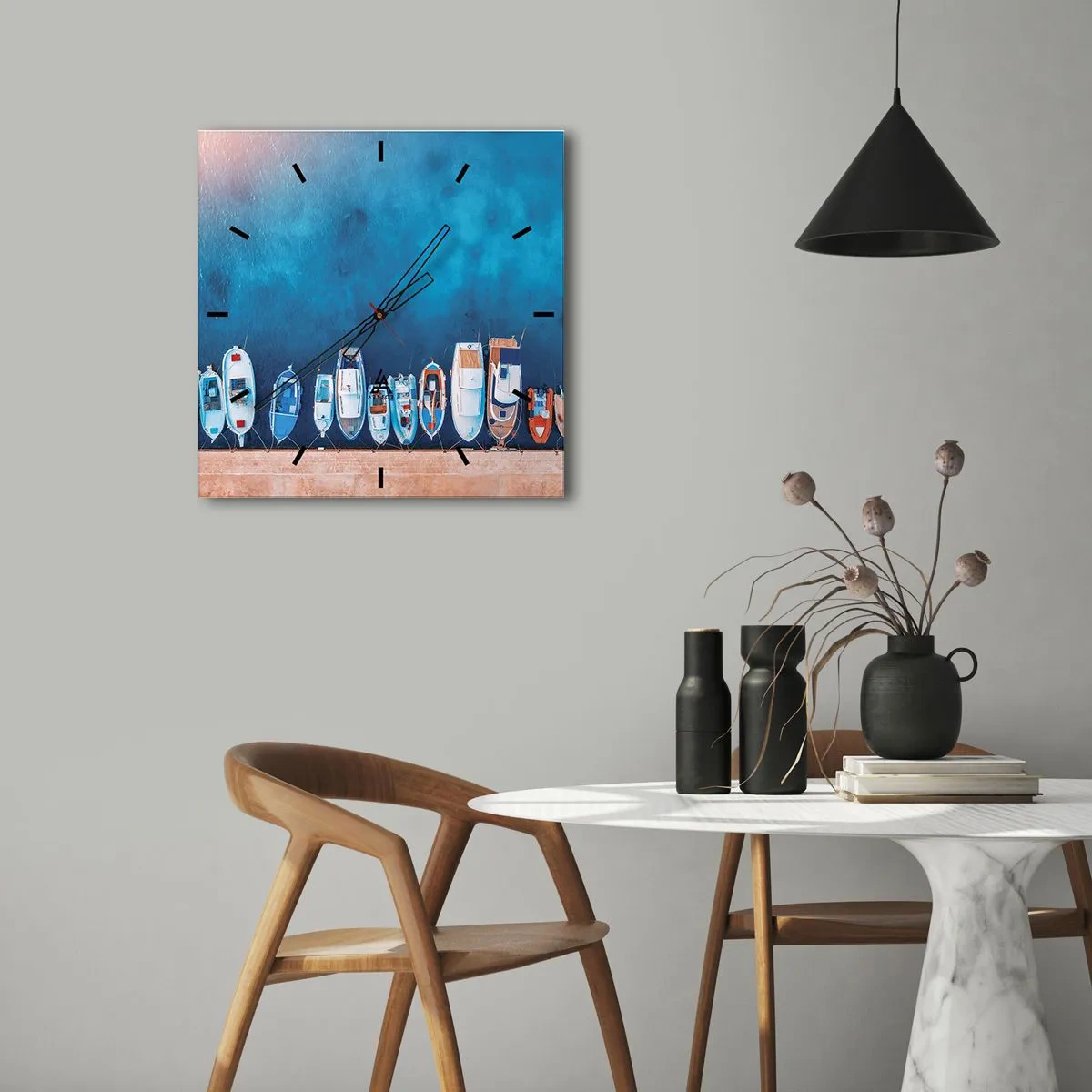 Zegar ścienny - Łodzie zacumowane przy brzegu na tle błękitnej wody - 30x30cm - W jednym rzędzie - Nowoczesna dekoracja ścienna do salonu i sypialni ARTTOR