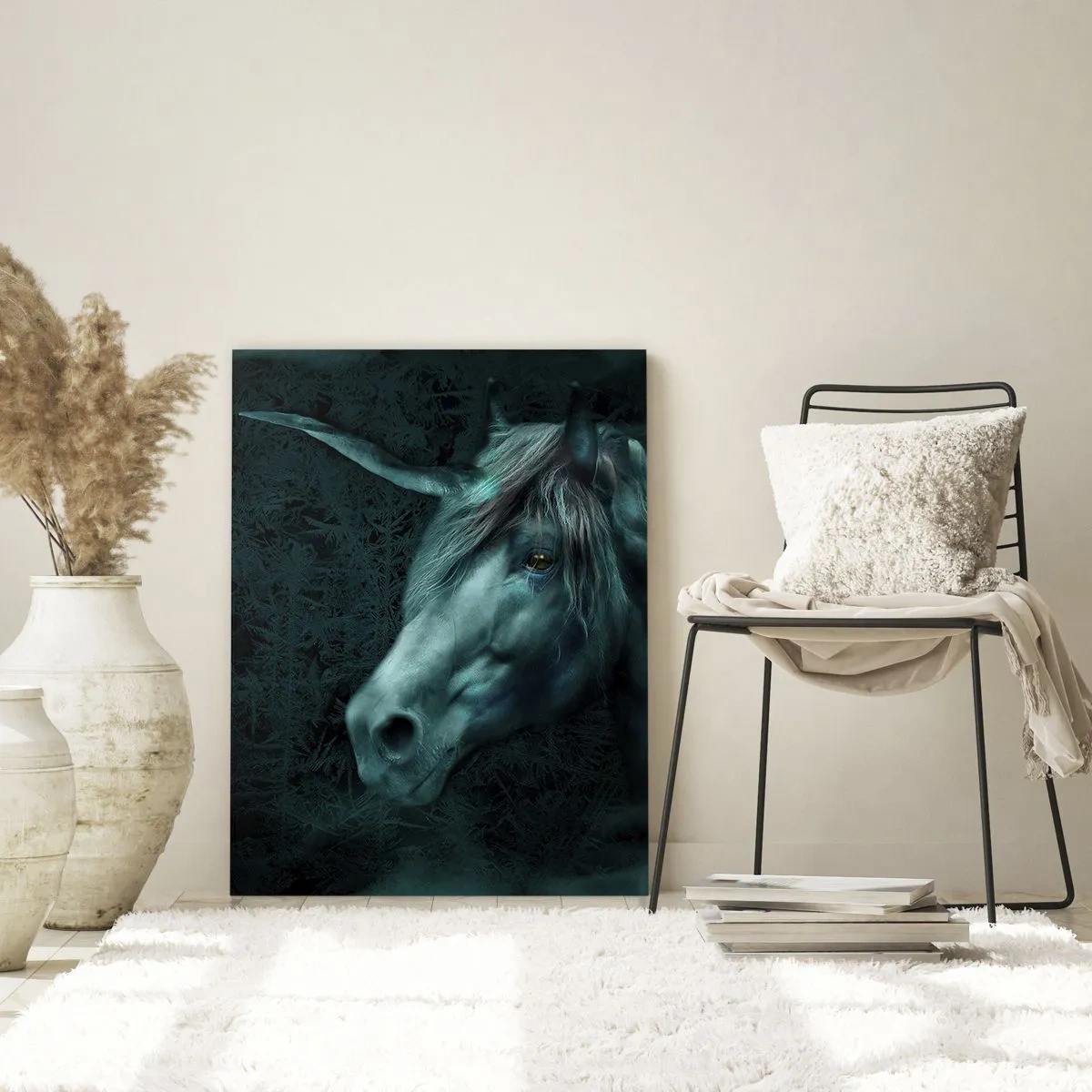 Obraz na szkle - Magiczny jednorożec w tajemniczym, ciemnym lesie o fantazyjnych barwach. - 70x100cm - W baśniowym lesie - Nowoczesna dekoracja ścienna do salonu i sypialni ARTTOR