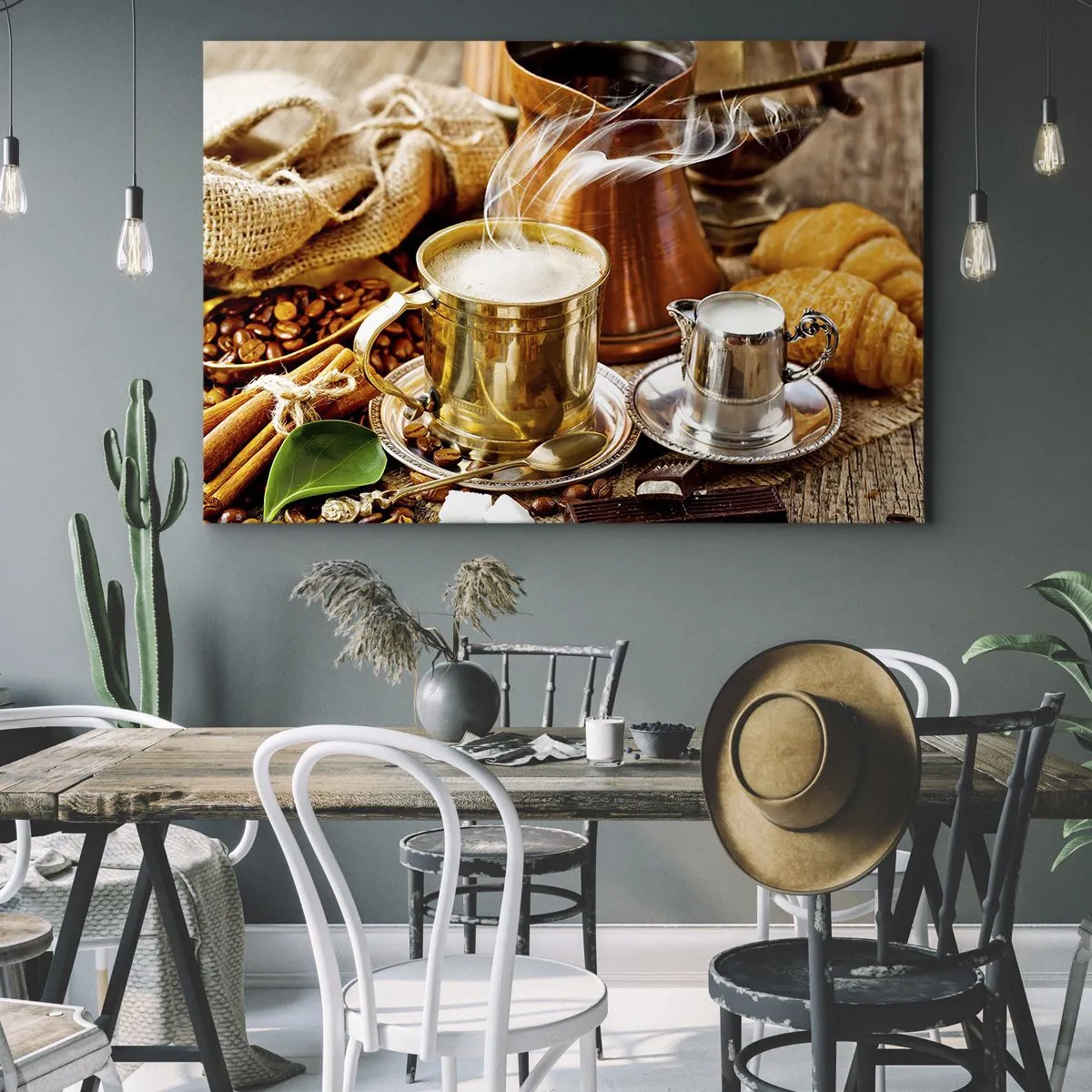 Obraz na płótnie - Złoty kubek z kawą w otoczeniu ziaren, dzbanuszków i croissantów - 100x70cm - Miłego dnia! - Nowoczesna dekoracja ścienna do salonu, kuchni i sypialni ARTTOR