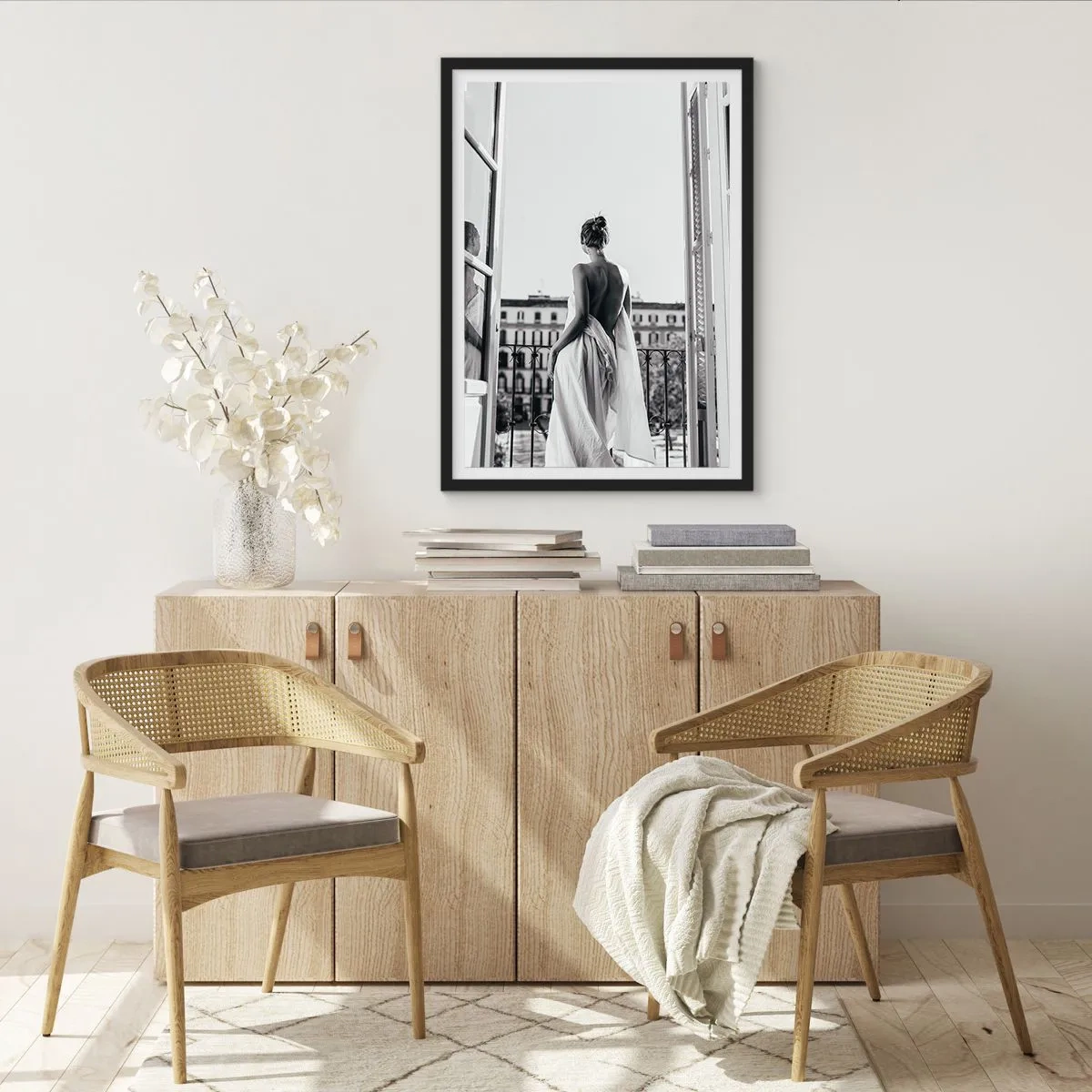 Plakat w czarnej ramie - Kobieta w białej tkaninie na balkonie z widokiem na miasto - 50x70cm - Przebudzenie zmysłów - Nowoczesna dekoracja ścienna do salonu i sypialni ARTTOR