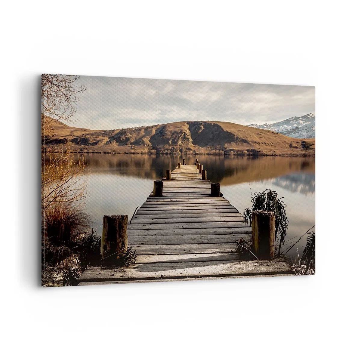 Obraz na płótnie - Drewniany pomost nad jeziorem otoczony malowniczymi wzgórzami - 100x70cm - Pejzaż w ciszy - Nowoczesna dekoracja ścienna do salonu, kuchni i sypialni ARTTOR