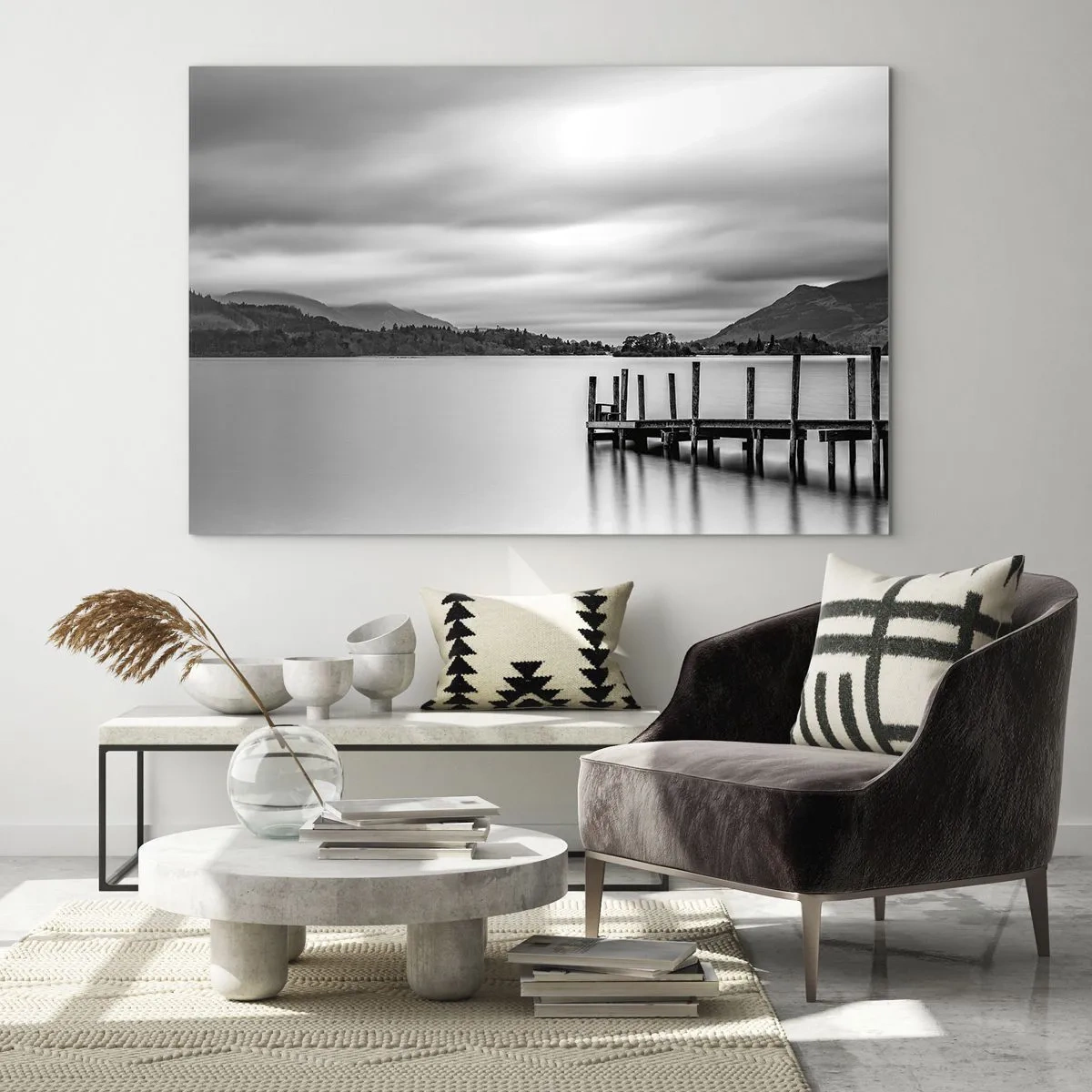Obraz na szkle - Czarno-biały krajobraz z jeziorem i drewnianym pomostem - 100x70cm - Łagodność i siła - Nowoczesna dekoracja ścienna do salonu, kuchni i sypialni ARTTOR