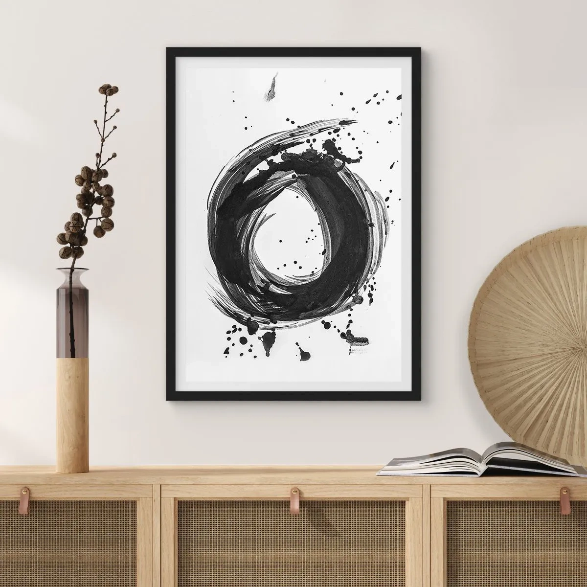 Plakat w czarnej ramie - Czarno-biały abstrakcyjny okrąg z dynamicznymi plamami - 50x70cm - Wir tworzenia - Nowoczesna dekoracja ścienna do salonu i sypialni ARTTOR