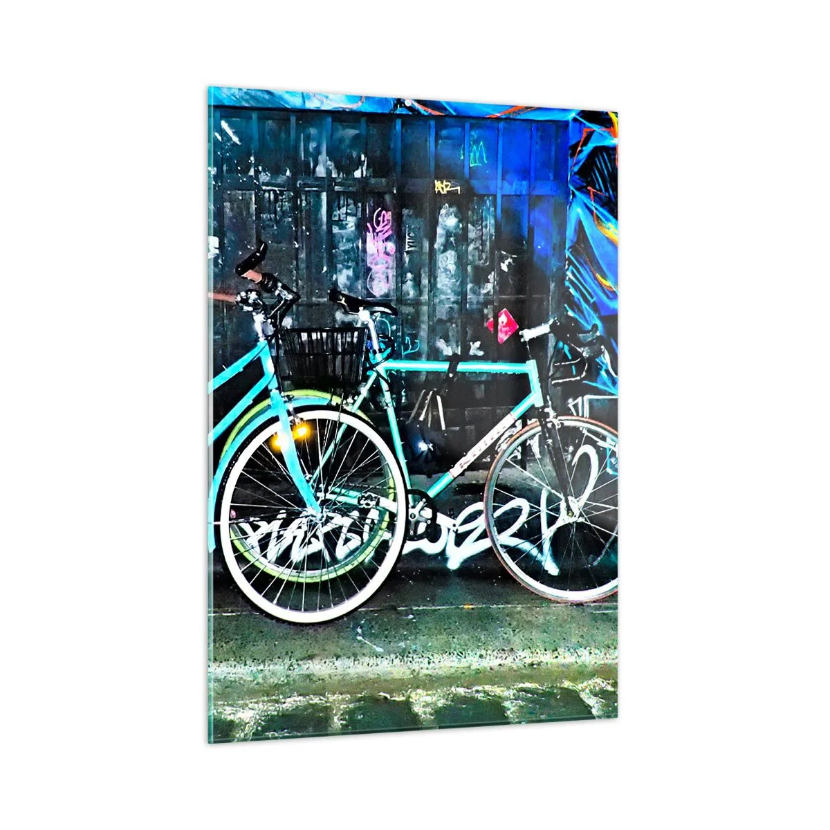 Obraz na szkle - Rower miejski na tle graffiti i neonowego klimatu - 50x70cm - Miasto woła - Nowoczesna dekoracja ścienna do salonu, kuchni i sypialni ARTTOR