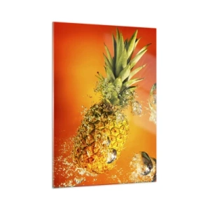 Obraz na szkle - Ananas zanurzony w wodzie na tle intensywnej pomarańczy - 50x70cm - Tropikalna soczysta świeżość - Nowoczesna dekoracja ścienna do salonu, kuchni i sypialni ARTTOR