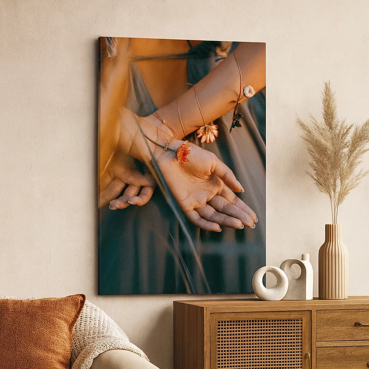 Obraz na płótnie - Dłonie oplecione kwiatami i sznurkami w ciepłym świetle - 50x70cm - Związana z naturą - Nowoczesna dekoracja ścienna do salonu, kuchni i sypialni ARTTOR