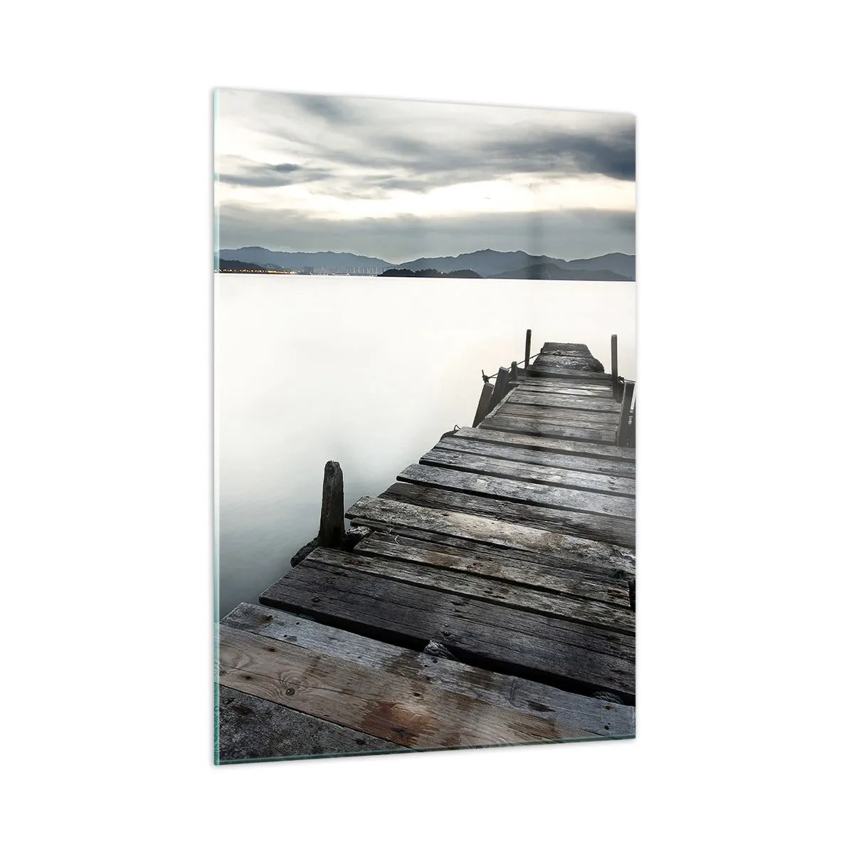 Obraz na szkle - Drewniany pomost na tle spokojnego jeziora o zmierzchu - 50x70cm - Zanurzyć się w spokoju - Nowoczesna dekoracja ścienna do salonu, kuchni i sypialni ARTTOR
