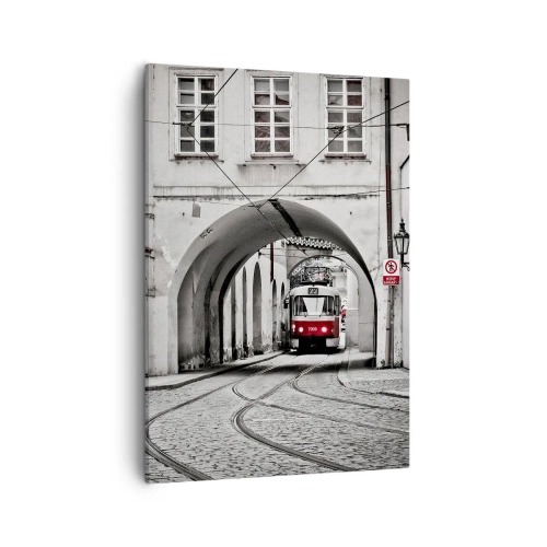 Obraz na płótnie - Czarno-biała fotografia tramwaju przejeżdżającego przez łukowy tunel - 50x70cm - Przez miejski labirynt - Nowoczesna dekoracja ścienna do salonu, kuchni i sypialni ARTTOR