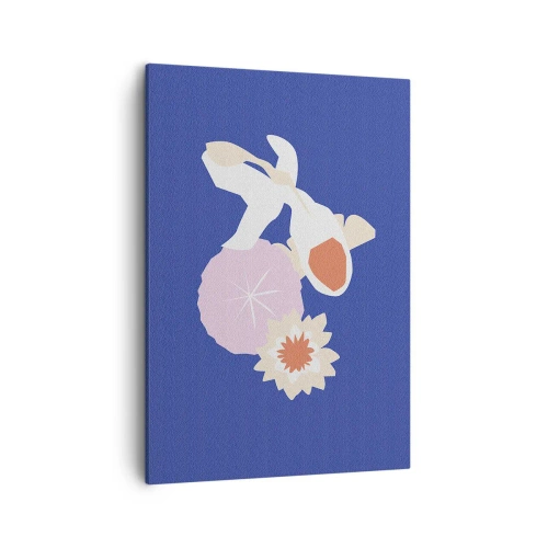 Obraz na płótnie - Biała ryba z kwiatami na głębokim niebieskim tle w stylu minimalistycznym - 50x70cm - Kompozycja kwiatów i pąków - Nowoczesna dekoracja ścienna do salonu, kuchni i sypialni ARTTOR