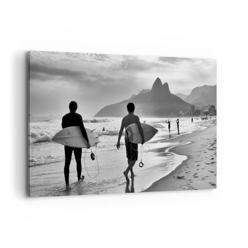 Obraz na płótnie - Dwóch surferów idących po plaży z deskami w czarno-białej tonacji - 120x80cm - Samba na jedną falę - Nowoczesna dekoracja ścienna do salonu, kuchni i sypialni ARTTOR
