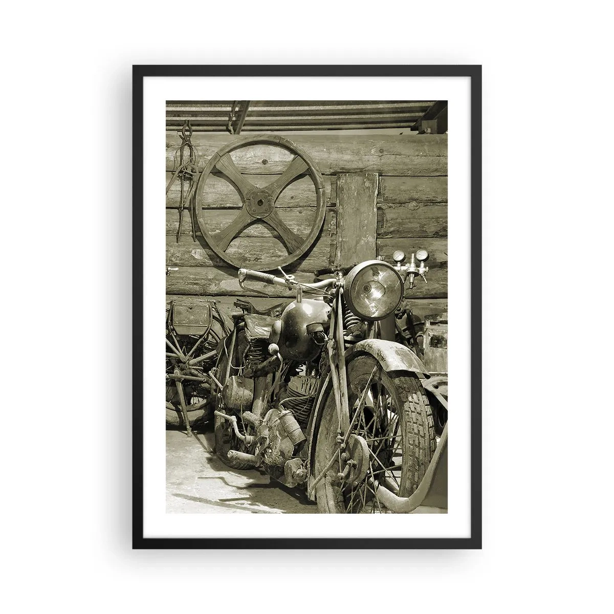 Plakat w czarnej ramie - Stary motocykl w drewnianej szopie z kołem w tle - 50x70cm - W szopie wuja Władka - Nowoczesna dekoracja ścienna do salonu i sypialni ARTTOR