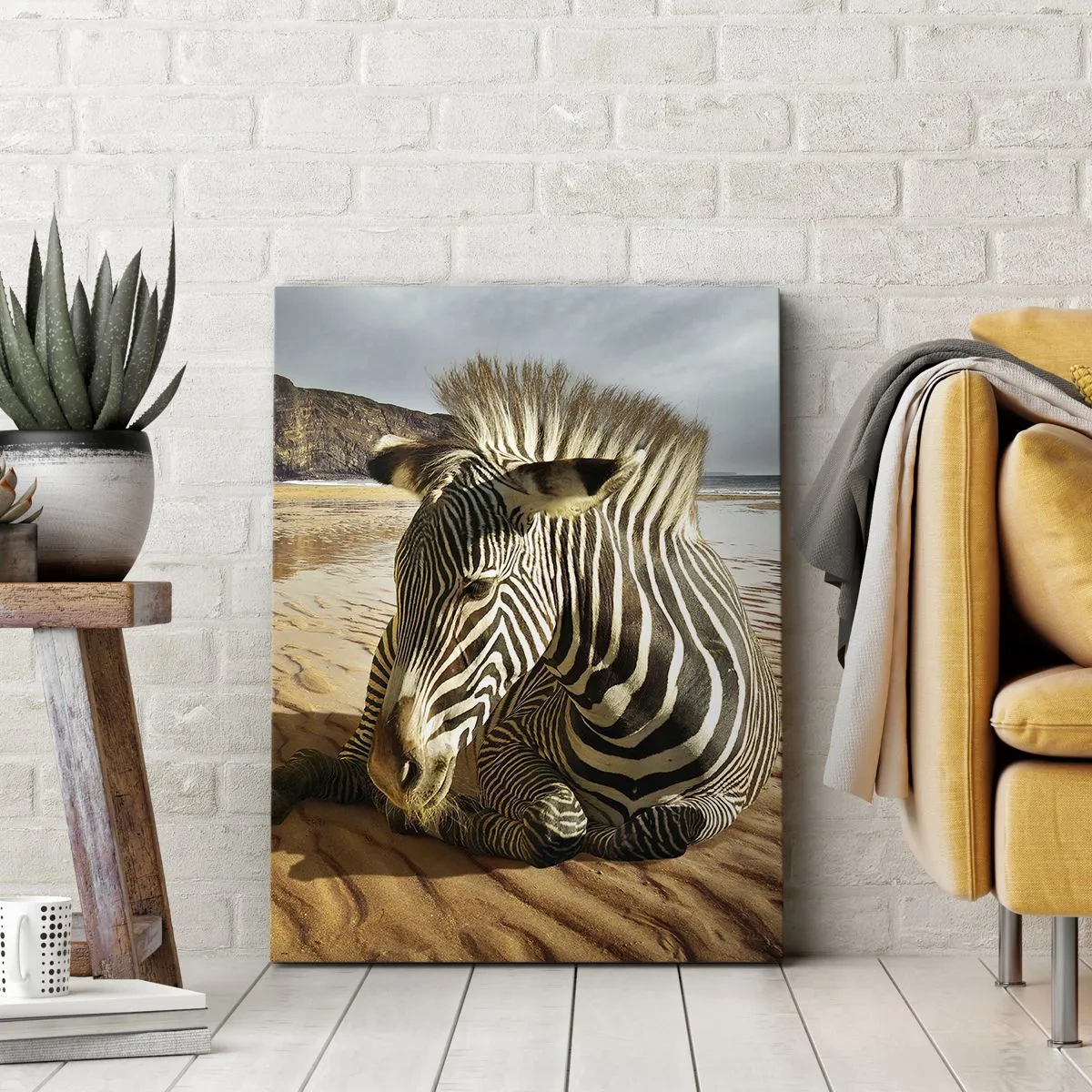 Obraz na płótnie - Zebra odpoczywająca na piaszczystej plaży z klifami w tle - 80x120cm - Pasujemy do siebie - Nowoczesna dekoracja ścienna do salonu i sypialni ARTTOR
