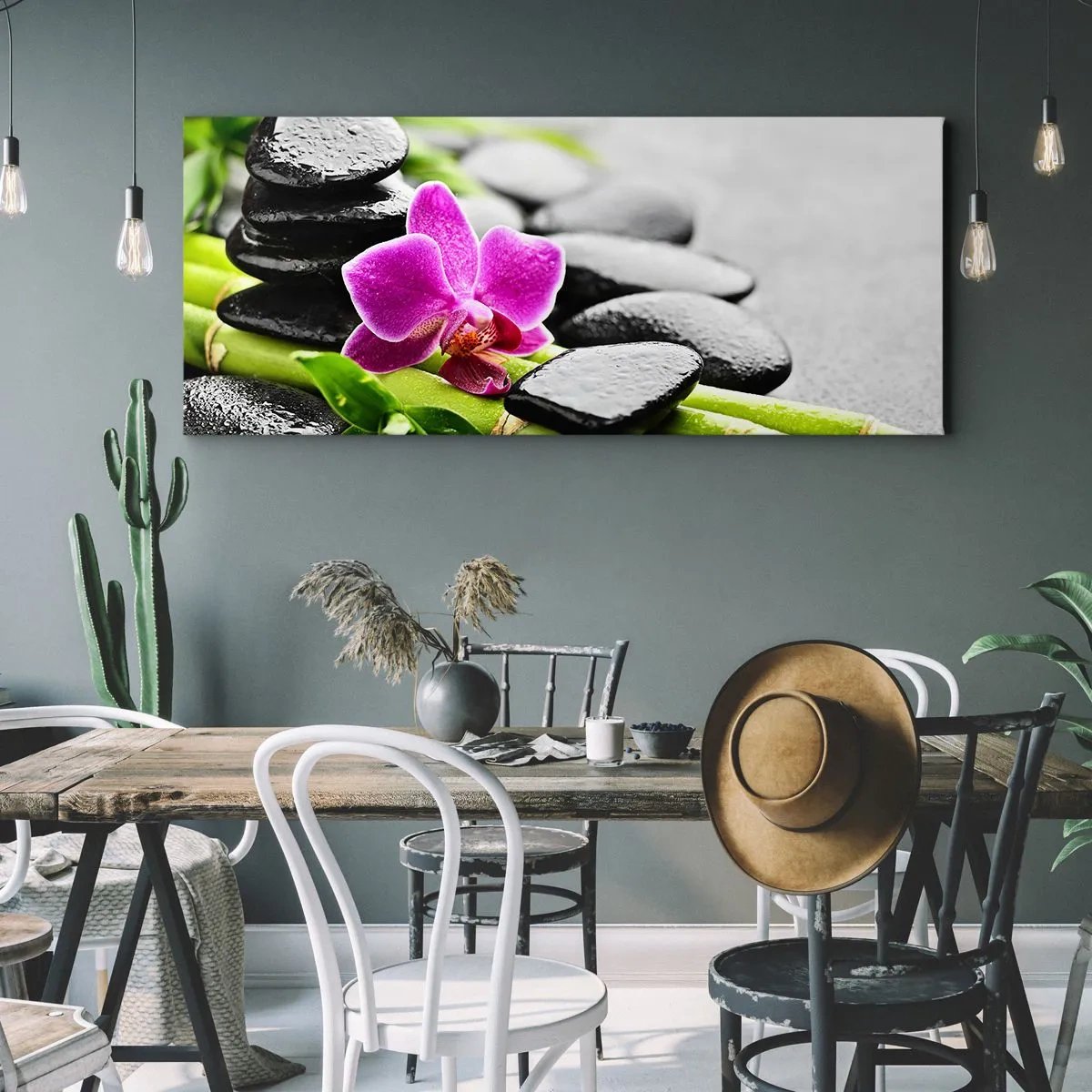 Obraz na płótnie - Fioletowa orchidea, czarne kamienie i bambus w spokojnej kompozycji - 140x50cm - W spokojnej równowadze - Nowoczesna dekoracja ścienna do salonu i sypialni ARTTOR