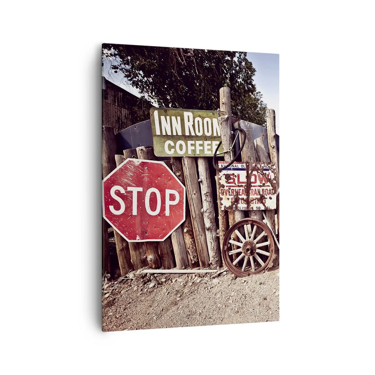 Obraz na płótnie - Rustykalne dekoracje z tablicami i kołem na ogrodzeniu - 70x100cm - A czas się zatrzymał - Nowoczesna dekoracja ścienna do salonu i sypialni ARTTOR