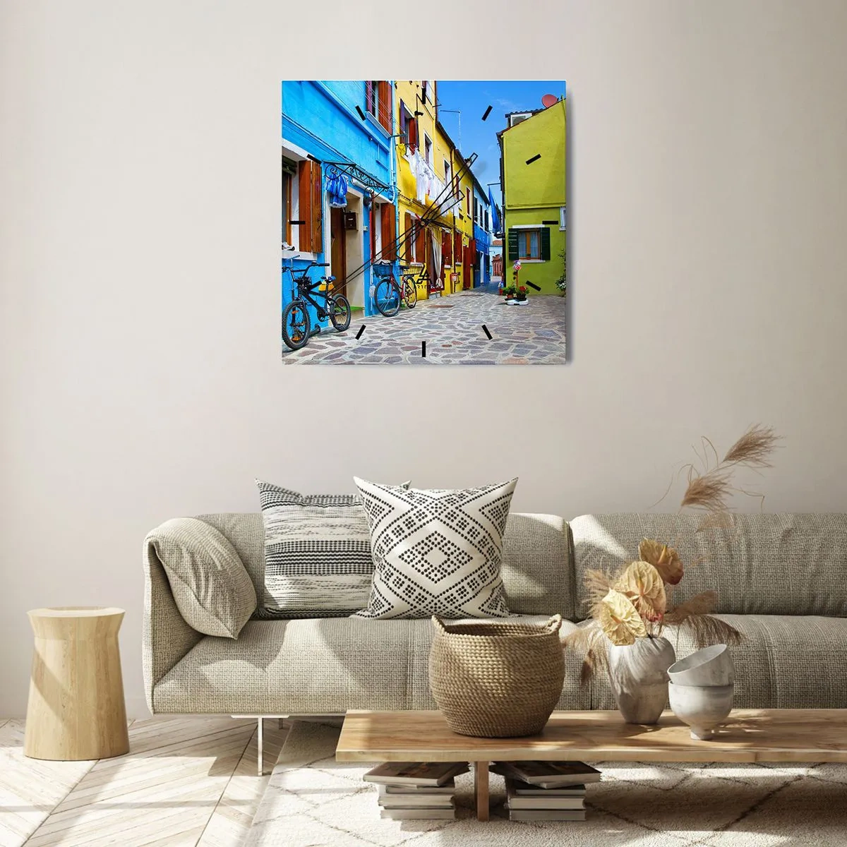 Zegar ścienny - Kolorowa uliczka z rowerami wśród pastelowych budynków - 30x30cm - Pastelowy, słodki zaułek - Nowoczesna dekoracja ścienna do salonu i sypialni ARTTOR