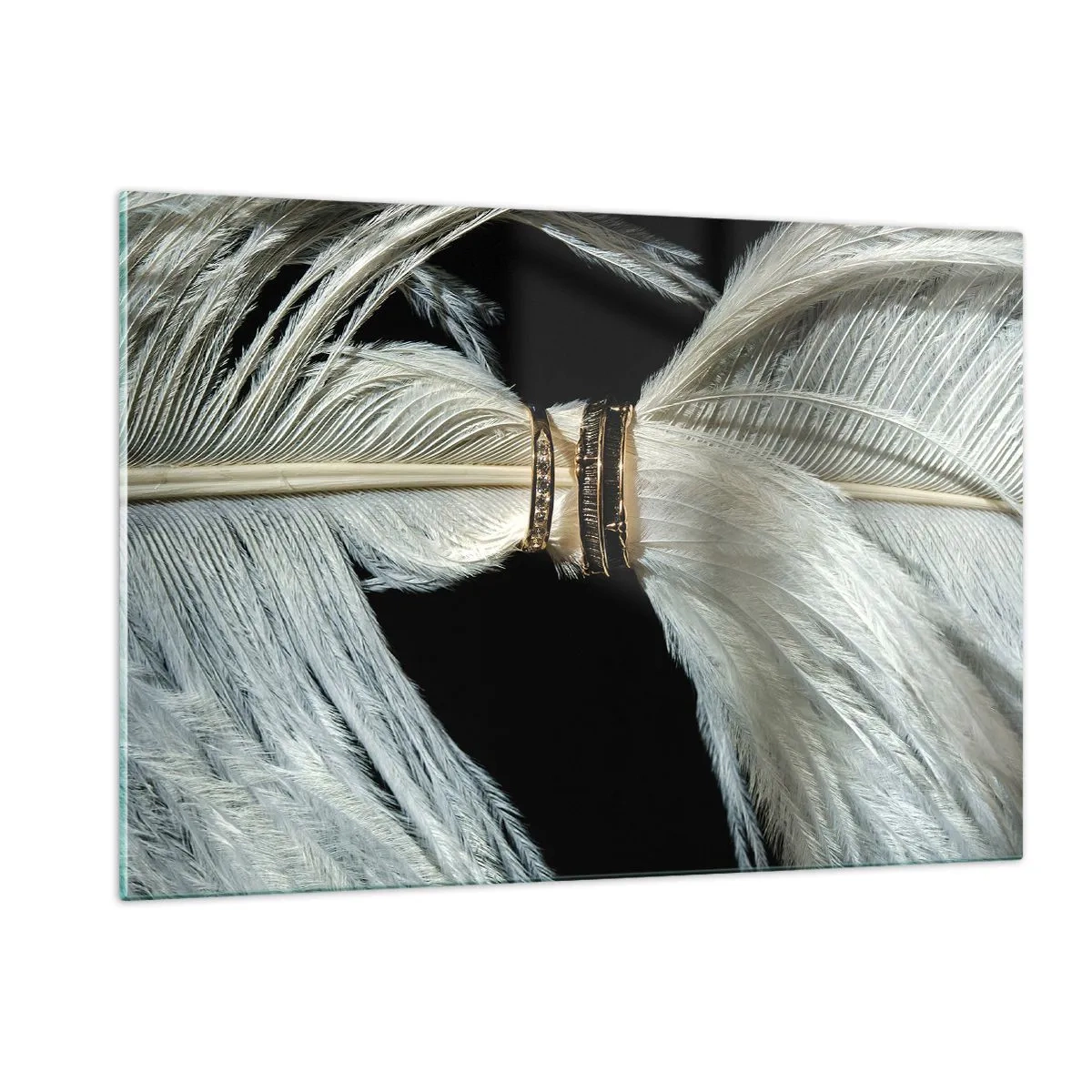 Obraz na szkle - Zbliżenie obrączek na białych piórach na czarnym tle - 120x80cm - ...i nie opuszczę Cię… - Nowoczesna dekoracja ścienna do salonu, kuchni i sypialni ARTTOR