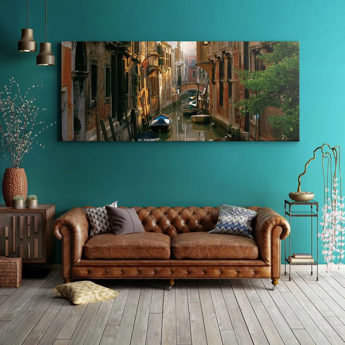 Obraz na płótnie - Malowniczy kanał w Wenecji z łodziami i mostem - 140x50cm - W weneckim zaułku - Nowoczesna dekoracja ścienna do salonu i sypialni ARTTOR