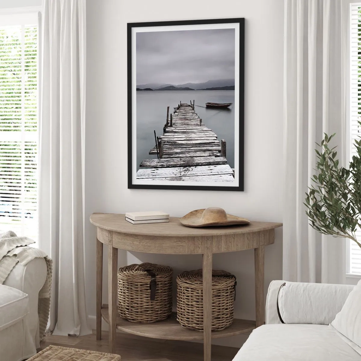 Plakat w czarnej ramie - Stary pomost z łodzią na spokojnej wodzie - 50x70cm - Jutro możesz ruszać - Nowoczesna dekoracja ścienna do salonu i sypialni ARTTOR