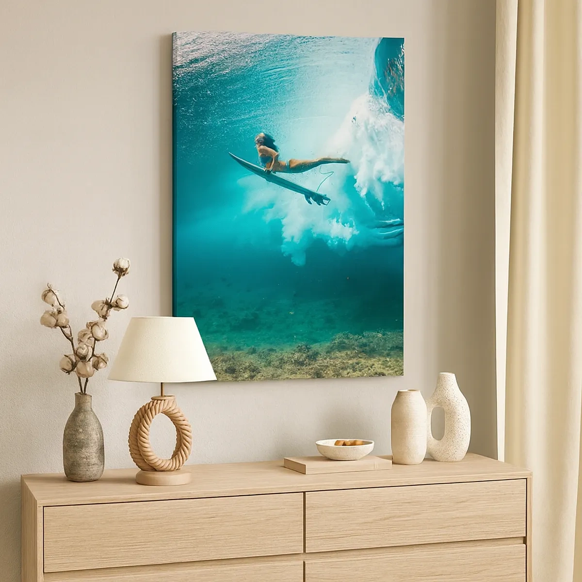 Obraz na płótnie - Surferka pod wodą z deską surfingową w otoczeniu turkusowych fal - 50x70cm - Podwodny świat - Nowoczesna dekoracja ścienna do salonu, kuchni i sypialni ARTTOR