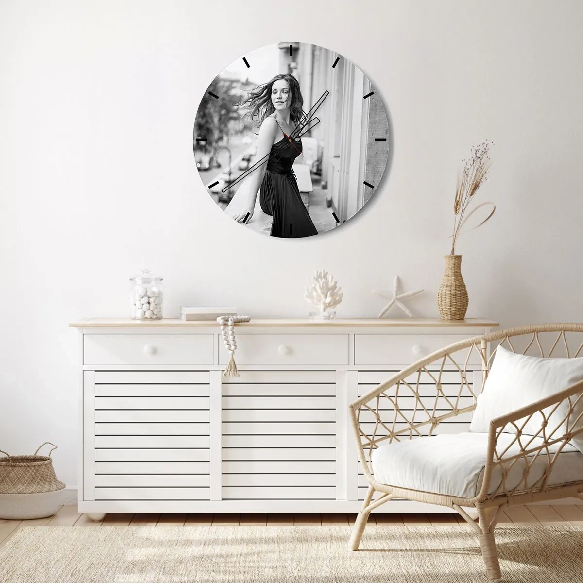 Zegar ścienny - Pąki protei z niebieskozielonymi liśćmi na białym tle - 30x30cm - Z pewnością paryżanka - Nowoczesna dekoracja ścienna do salonu, kuchni i sypialni ARTTOR