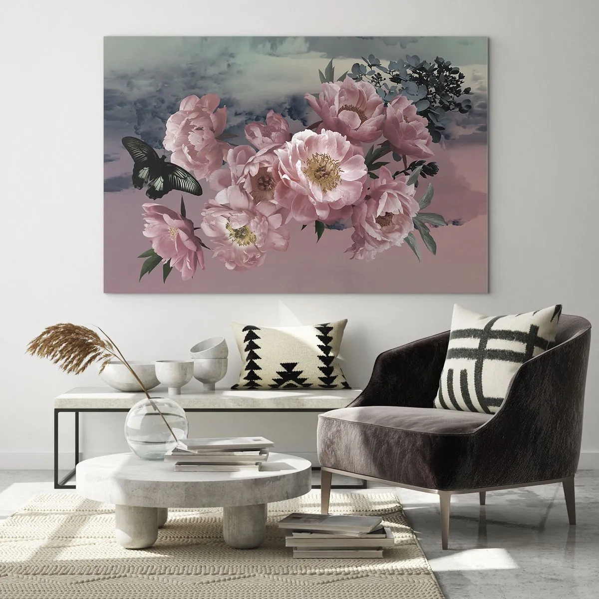Obraz na szkle - Różowe piwonie z motylem na tle nieba - 70x50cm - Szczyt romantyzmu - Nowoczesna dekoracja ścienna do salonu i sypialni ARTTOR